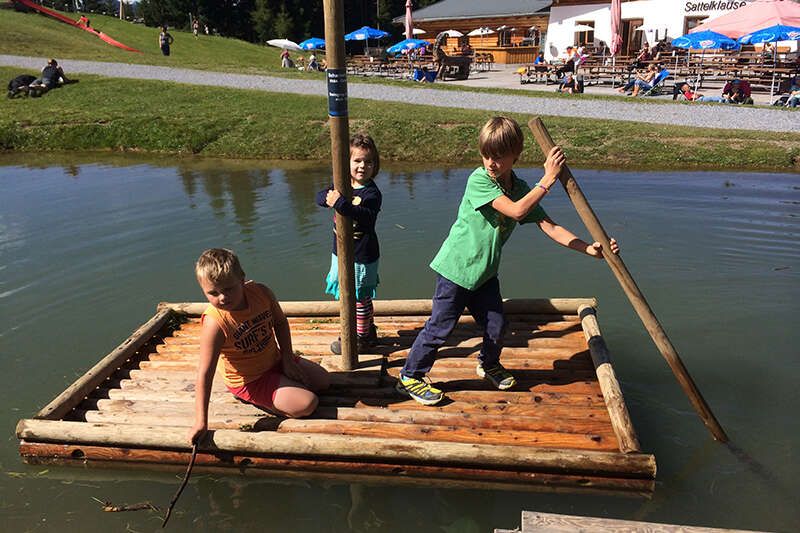 Familienabenteur am Sommerberg – Kinder auf Floss
