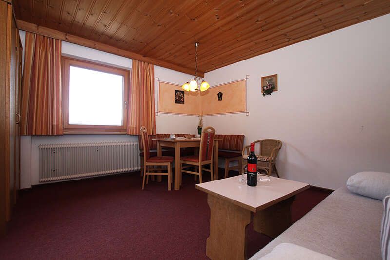 Wohnzimmer im Appartement 2 im Haus Karlspitz