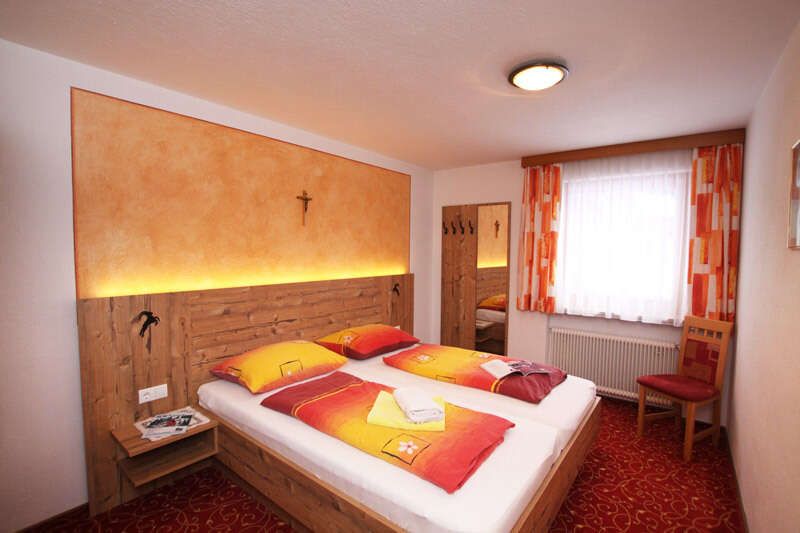 Schlafzimmer im Appartement 2 im Haus Karlspitz