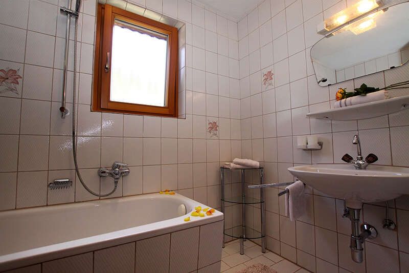 Badezimmer mit Wanne im Appartement 2 im Haus Karlspitz im Kaunertal