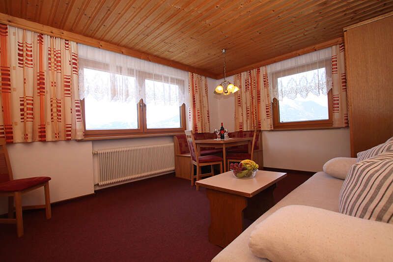 Wohnzimmer im Appartement 1 im Haus Karlspitz in Tirol