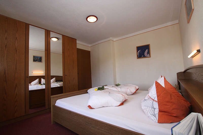 Doppelbettzimmer im Appartement 1 im Haus Karlspitz
