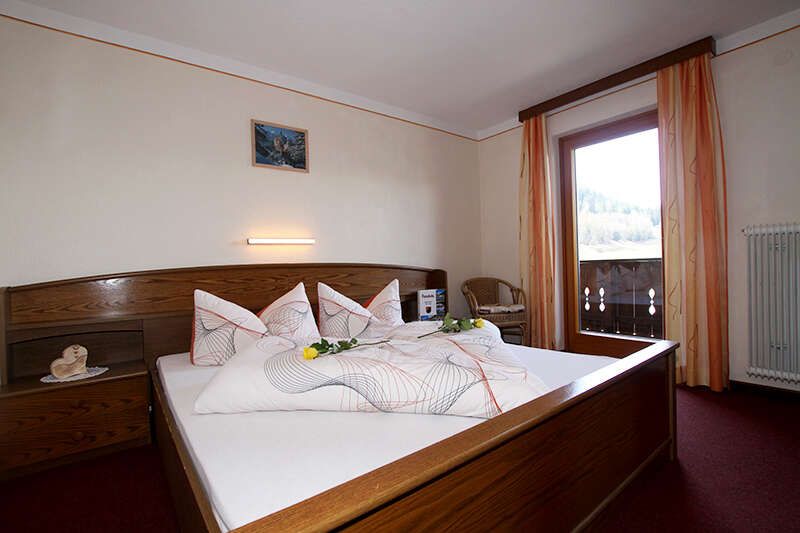 Doppelzimmer mit Balkon im Appartement 1 im Haus Karlspitz in Fendels