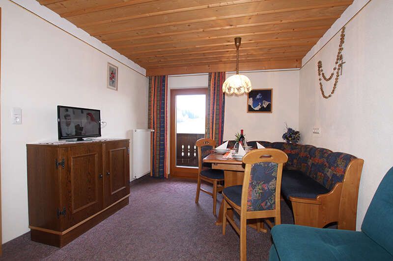 Wohnbereich mit Balkon im Appartement 3 im Haus Karlspitz im Kaunertal
