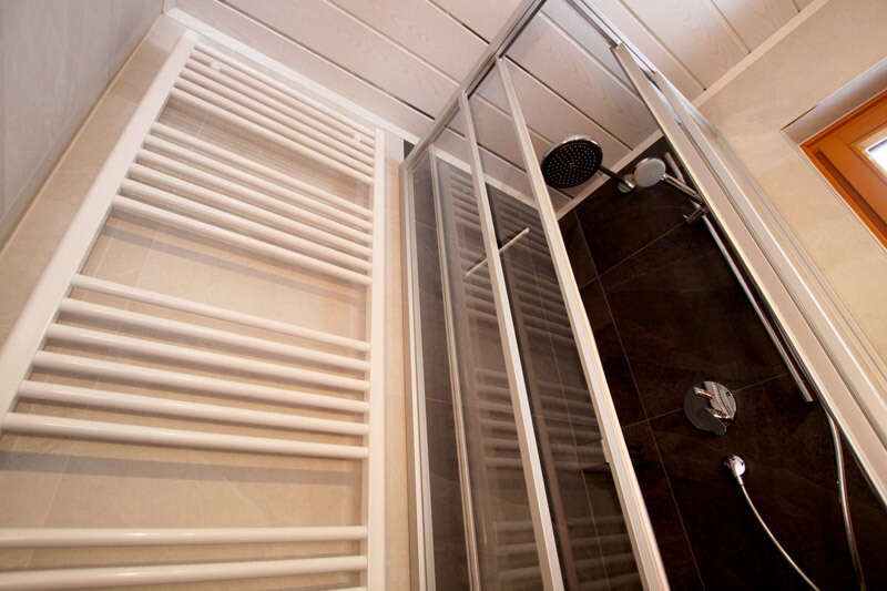 Badezimmer mit Dusche im Appartement 3 im Haus Karlspitz in Fendels