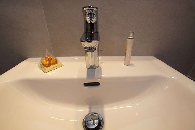 Badezimmer mit Waschbecken im Appartement 1 im Haus Karlspitz
