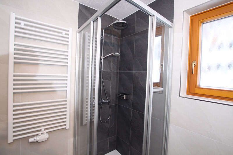 Badezimmer mit Wanne im Appartement 2 im Haus Karlspitz im Kaunertal